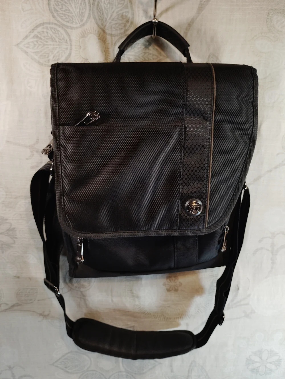 Targus Black and Olive Green Crossbody Laptop Messenger Bag